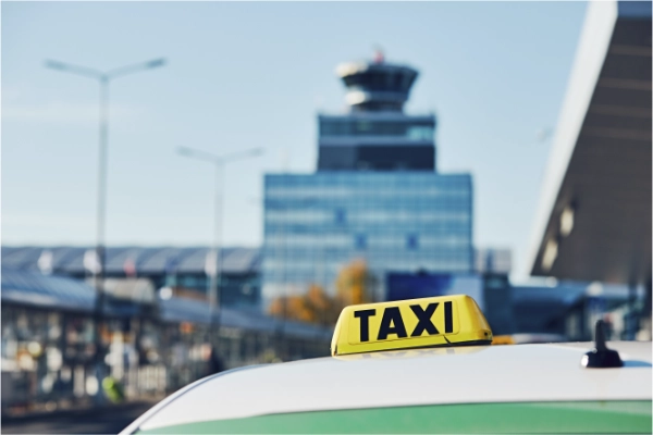 Taxi steht am Flughafen und wartet auf seine Gäste.
